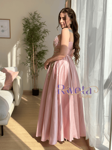 فستان سهرة لحمي بخطوط اللولو