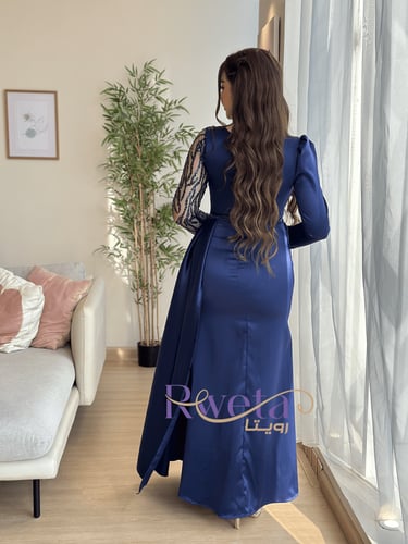 فستان سهرة كحلي مع ذيل بالجنب