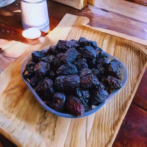 تمر عجوة يبدأ بوزن 250 جرام