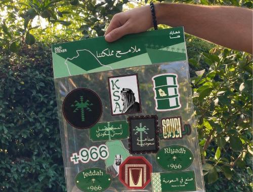 طقم ملصقات سيارة احتفالية – مجموعة طبعنا سعودي