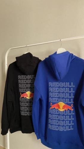 تميّز بإطلالة شبابية جريئة مع هودي Red Bull