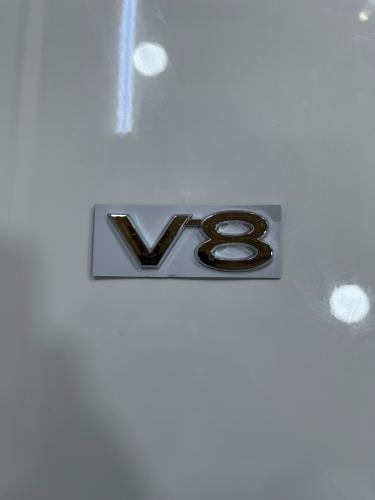 علامة V8