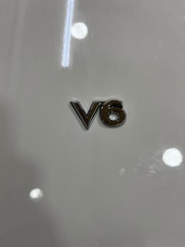 علامة V6