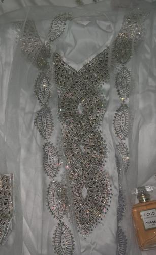 مخور ‏Daniela جاهز مخيط من الحرير مُزين بالفصوص مع...