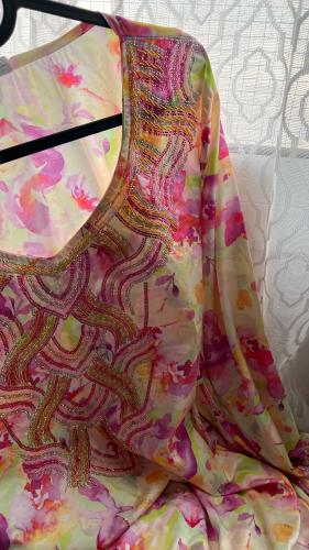 مخور Reta جاهز مخيط من الحرير مُزين بالفصوص والخرز...