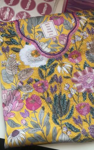 مخور شمس قماش من حرير ايطالي مُزين بالشك اليدوي