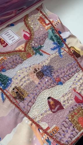 مخور العُلا قماش من الحرير مُزين بالشك اليدوي