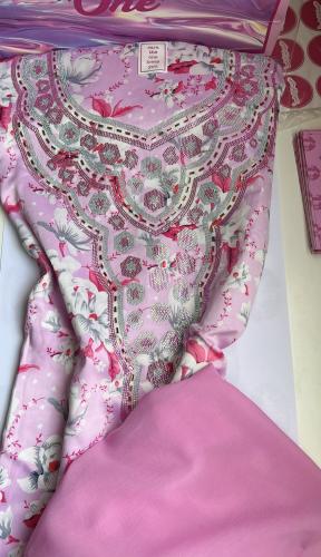 ‎مخور pink قماش من الحرير مُزين بالفصوص