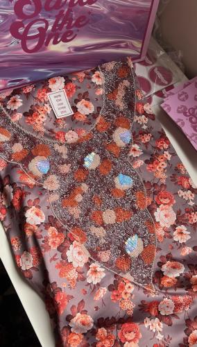 قماش فاخر من الحرير الايطالي المزين بالشك