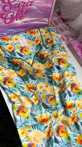 قماش ذات جودة عالية من الحرير الايطالي مزينه بالشك...