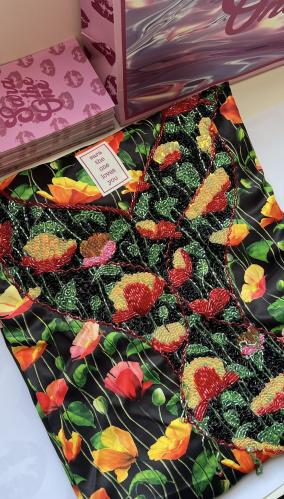 قماش فاخرة من الحرير الايطالي المزينه بالشك اليدوي