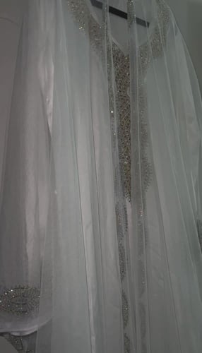 مخور ‏Daniela جاهز مخيط من الحرير مُزين بالفصوص مع...