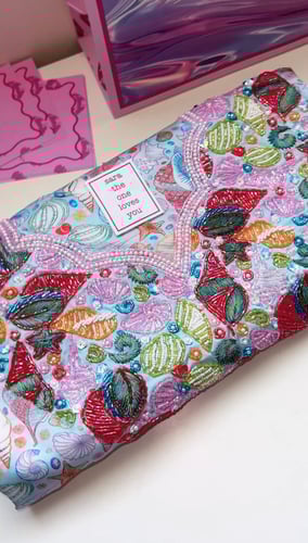 مخور الاصداف قماش من الحرير المُزين بالشك اليدوي