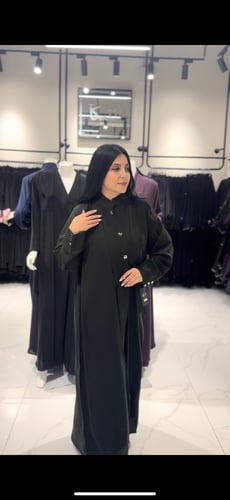 عباية قماش بليزر و عليها كريستال من الأمام والأكما...