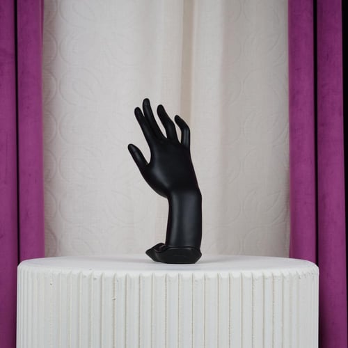 مجسم يد بلاستيك أسود