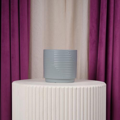 فازة ورد سيراميك وسط رمادي