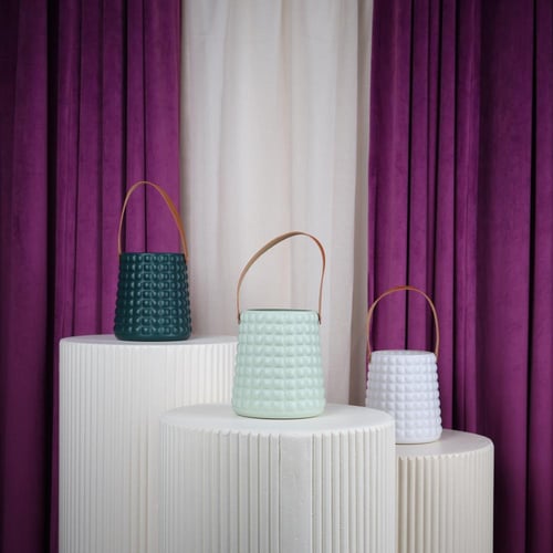 فازة ورد بلاستيك ابيض