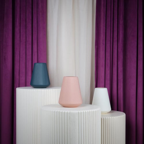 فازة ورد بلاستيك ازرق