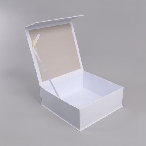 علب مربع ابيض