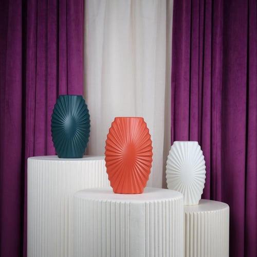 فازة ورد بلاستيك ابيض