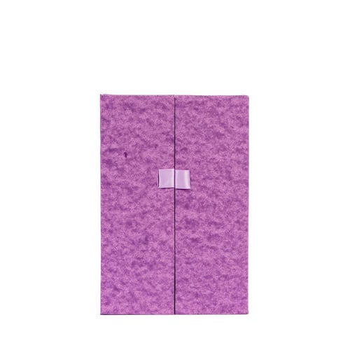 علب هدايا بشريط بنفسجي