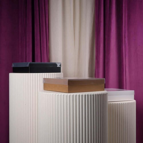 علبة منتجات وسط مربع شفاف ابيض درزن