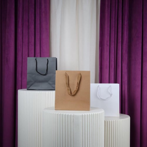 درزن أكياس ورقية مع شيال اسود