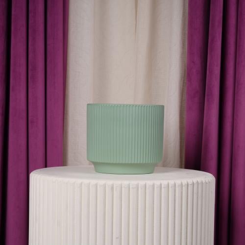 فازة ورد سيراميك وسط اخضر