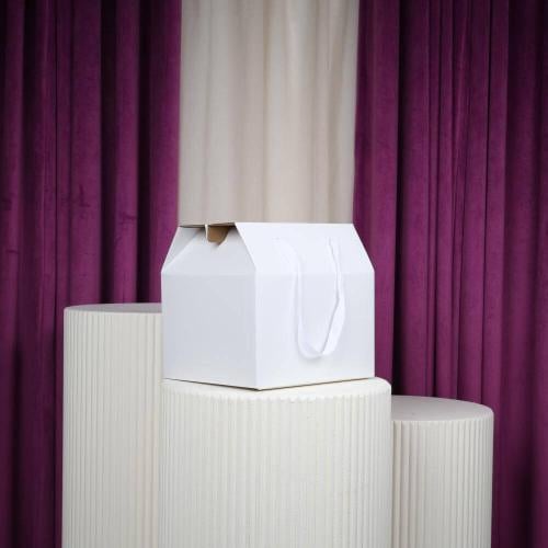 علب كرتوني أبيض وسط مع شيال درزن