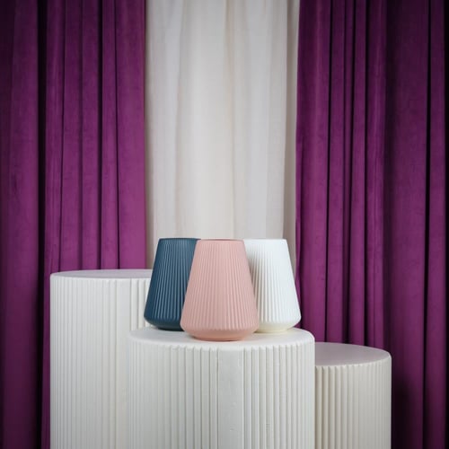 فازة ورد بلاستيك وردي