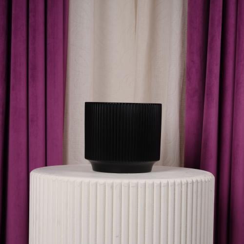 فازة ورد سيراميك وسط اسود