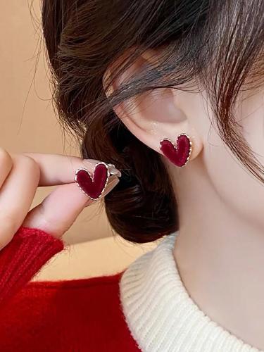 أقراط نسائية بتصميم قلب عتيق بلمسة زيتية أنيقة مناسبة للإطلالات اليومية والخريف والشتاء