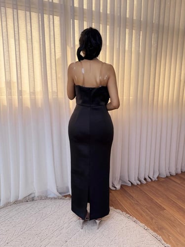 فستان بلون نيلي توب مزين بورود في الصدر