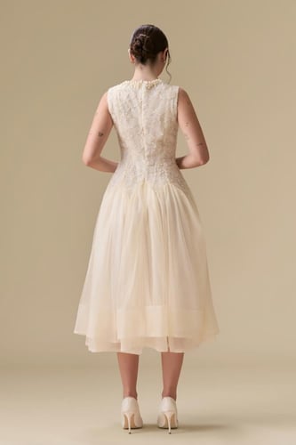 فستان “همس اللؤلؤ” – نعومة أنثوية بإطلالة راقية