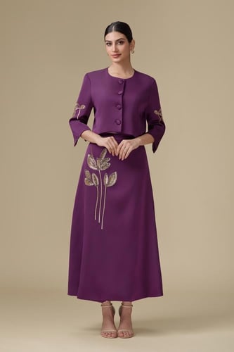 طقم “أناقة عصرية بلمسة فاخرة” – تصميم متكامل بحضور...