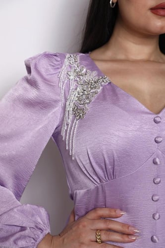 فستان طويل اكمام نفخ ازار امامية