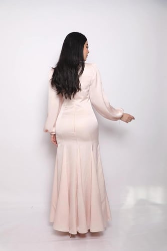 فستان طويل اكمام نفخ ازار امامية