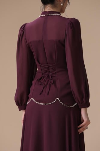 فستان “وقار مرصّع” – فخامة هادئة بحضور ملكي