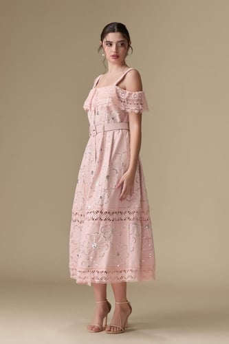 فستان “تطريز دانتيل لافت” – أنوثة ناعمة بحضور مميز