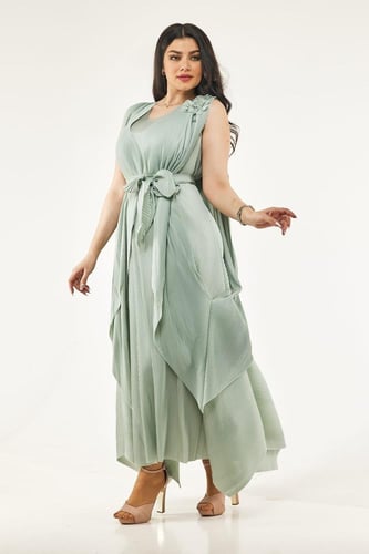 فستان طويل بكسرات ناعمة