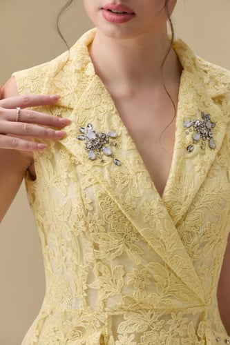 فستان أنثوي بتفاصيل ناعمة وفخامة هادئة