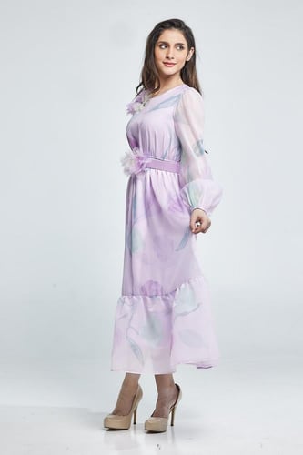 فستان طويل بحزام على الخصر