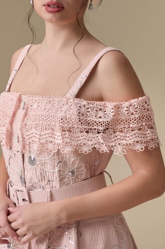 فستان “تطريز دانتيل لافت” – أنوثة ناعمة بحضور مميز