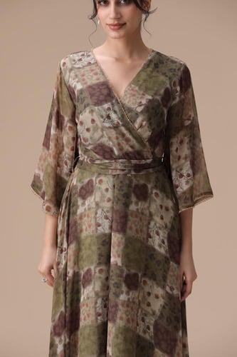 فستان “باتشورك راقي ملفت” – أناقة بطابع فني مميز