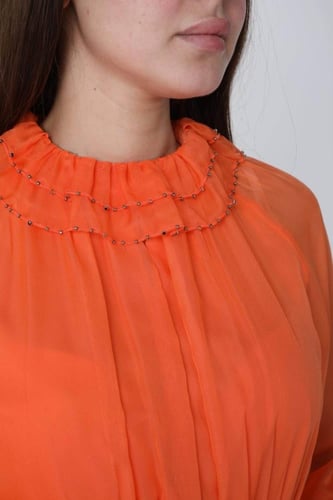 فستان طويل من الشيفون