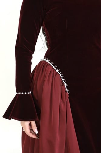 فستان “مخمل مهيب” – فخامة ملكية بتفاصيل جريئة وحضو...