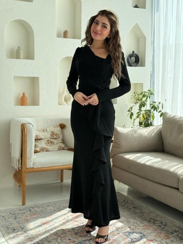 فستان اسود طويل