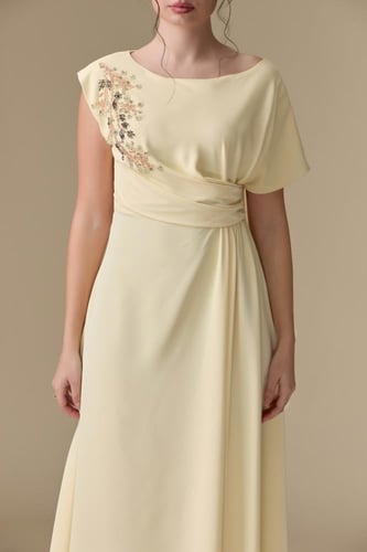 فستان “أناقة ناعمة مطرزة” – فخامة هادئة بإحساس أنث...