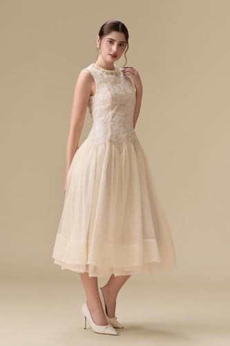 فستان “همس اللؤلؤ” – نعومة أنثوية بإطلالة راقية