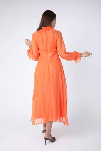 فستان طويل من الشيفون